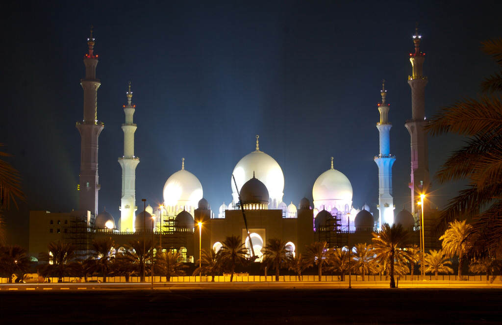 Einmal nach Dubai und in die Welt hinaus: Abu Dhabi große Moschee