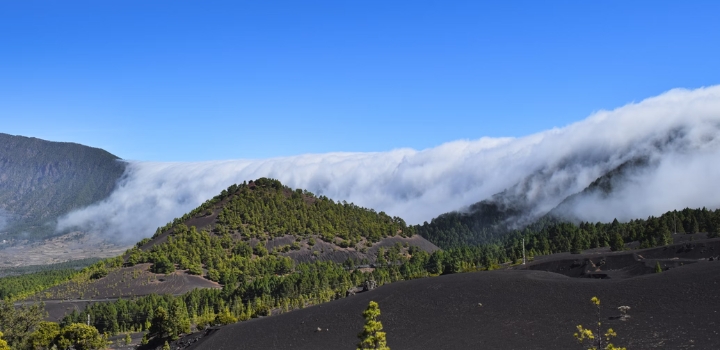 In Wolken getauchtes Gebirge auf den schönsten Kanareinseln La Gomera, La Palma und El Hierro.
