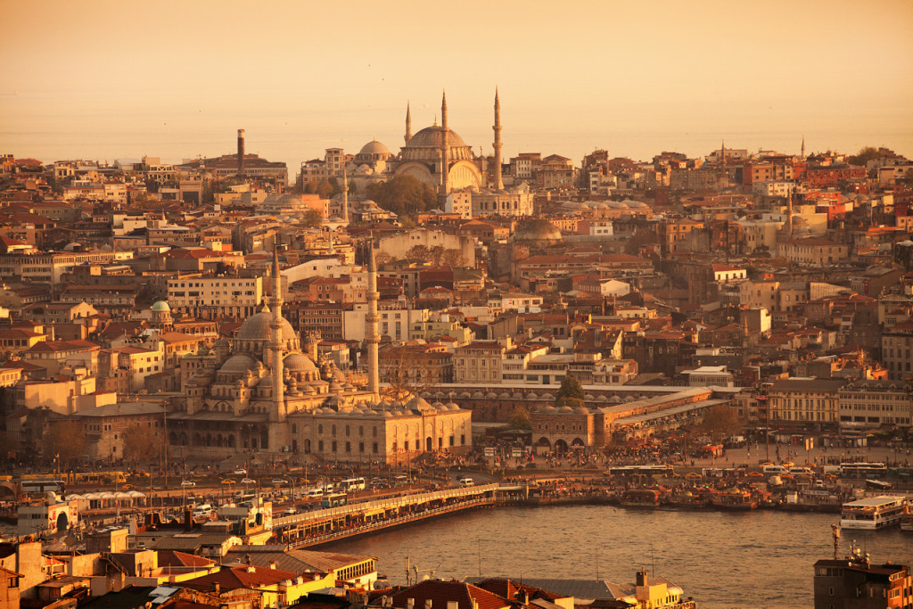 Solnedgång över Istanbul, Galatabron, Gyllene Hornet och Sultanahmet från Pera Hotel Roof Top Bar.