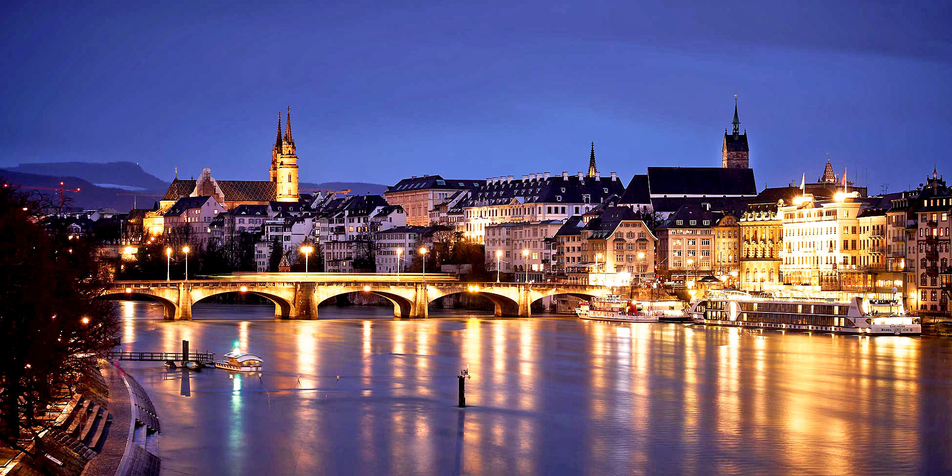 Blick vom Rhein auf Basel.