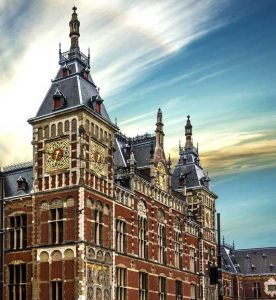 Dreh- und Angelpunkt im Alltag eines jeden Amsterdamers: Das rote Backsteingebäude von Amsterdam Centraal