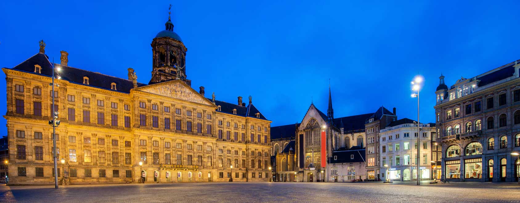 Der Königliche Palast auf dem Dam, dem größten zentrale Platz mitten in der Altstadt von Amsterdam. Der Dam unterbricht die beliebte Fußgängerzone, die nördlich des Palastes als Nieuwendijk und südlich davon als Kalverstraat verläuft