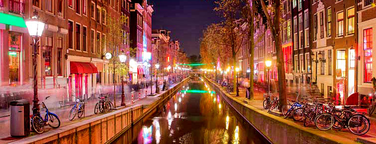 Das Amsterdamer Rotlichtviertel, hier auf dem Oudekennissteeg am Oudezijds Achterburgwal Kanal