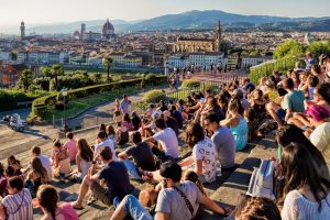 Urlauber genießen den wunderschönen Blick über Florenz vom Piazzale Michelangelo.