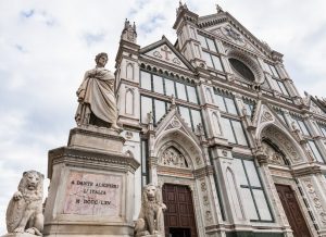 Die 1865 von Enrico Pazzi geschaffene Dante-Statue vor der Franziskaner Kirche Santa Croce. 