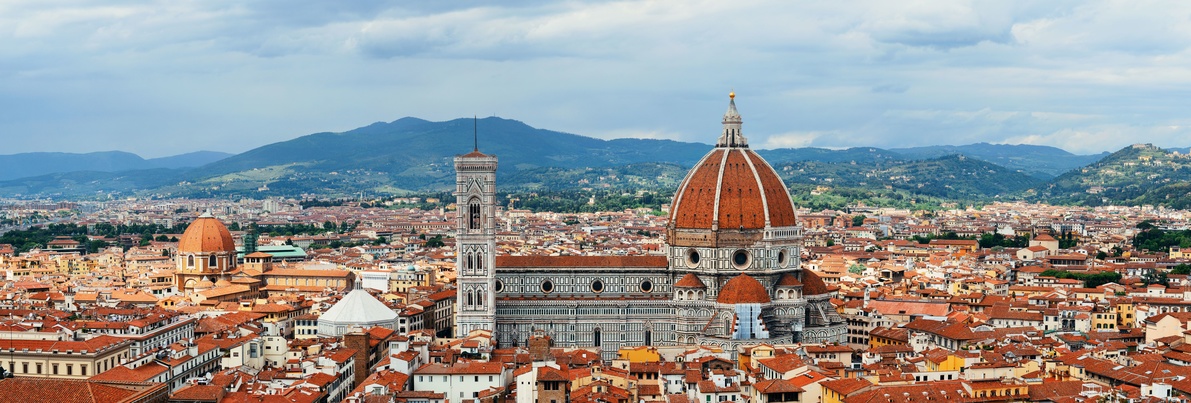 Ein majestätischer Anblick: Der Dom Santa Maria del Fiore ragt mit seiner riesigen Kuppel über die Dächer von Florenz.