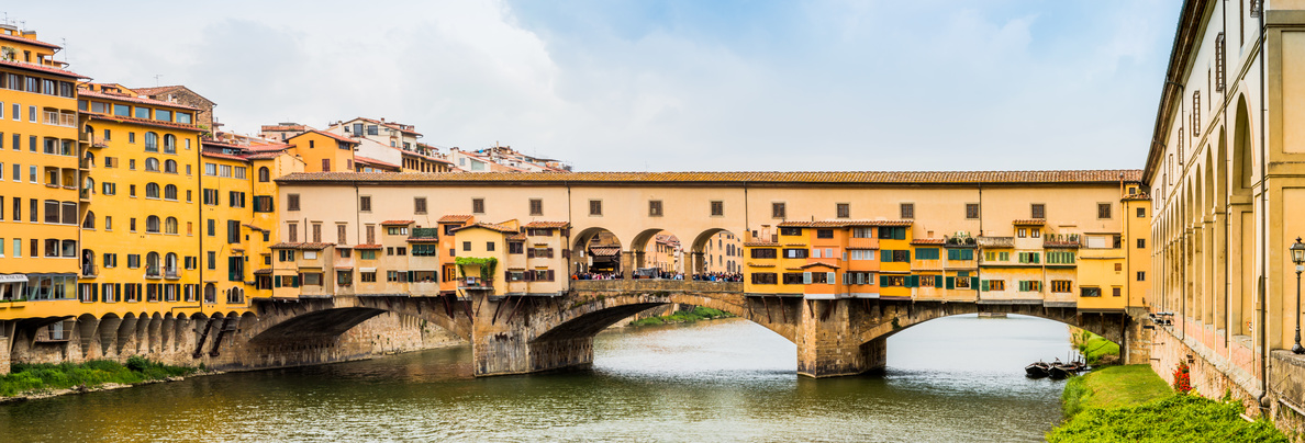 Ponte Vecchio: Die älteste Brücke in Florenz ist heute mit ihren Juwelierläden ein wichtiger Anziehungspunkt der Stadt. 