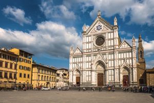 Eins der schönsten und bedeutendsten Bauwerke von Florenz: Die Basilica di Santa Croce ist ein beliebtes Urlauberziel.