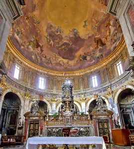Der atemberaubende Innenbereich der Basilica della Santissima Annunziata mit der goldenen Decke. 