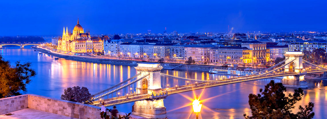 Vereint Buda mit Pest: Die Kettenbrücke, Wahrzeichen Budapests über der Donau.