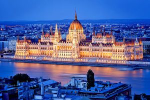 Ungarns Parlament liegt majestätisch auf Pester Seite direkt am Donauufer.