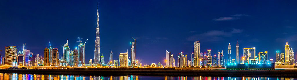 Der fast unwirklich anmutende Blick auf die Skyline Dubais bei Nacht.