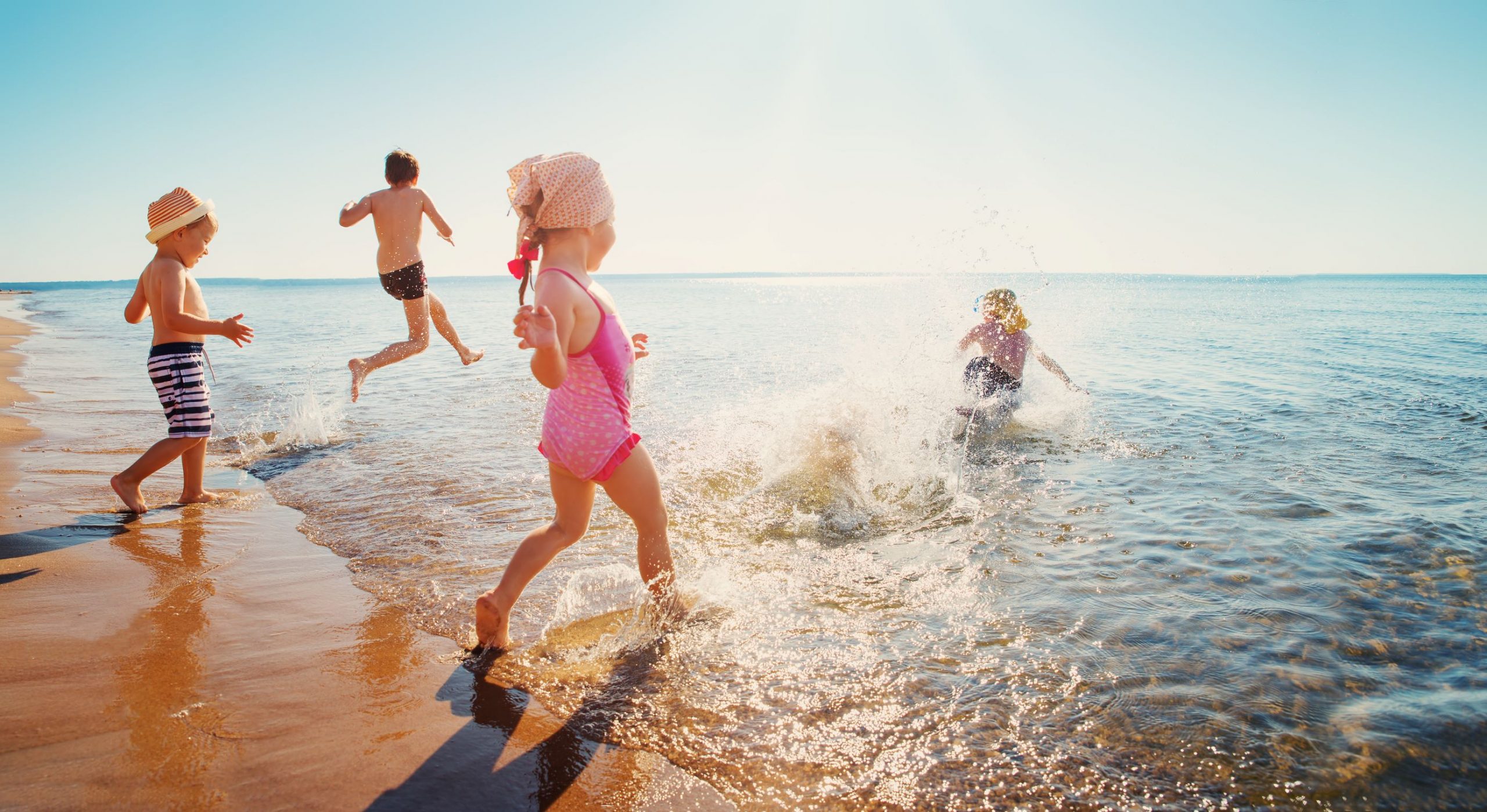 Где лучше отдохнуть с ребенком летом. Дети бегут к морю. Лето море пляж дети. Дети отдыхают на море. Счастливые дети на море.