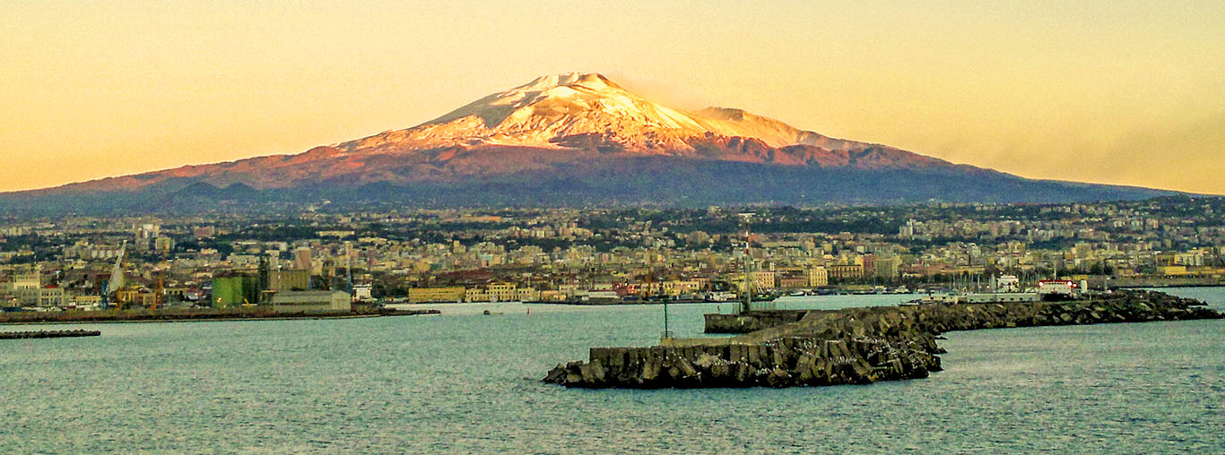 Der Ätna trohnt über dem Hafen von Catania .