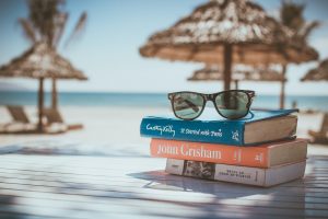 Bücher, Strand, Sonnenschirm