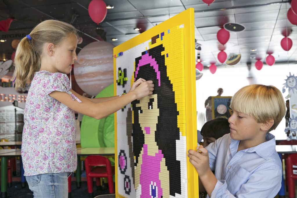 Das passende Schiff für den Kreuzfahrturlaub mit Kindern: Tolle Konstruktionen mit vielen bunten LEGO® Steinen