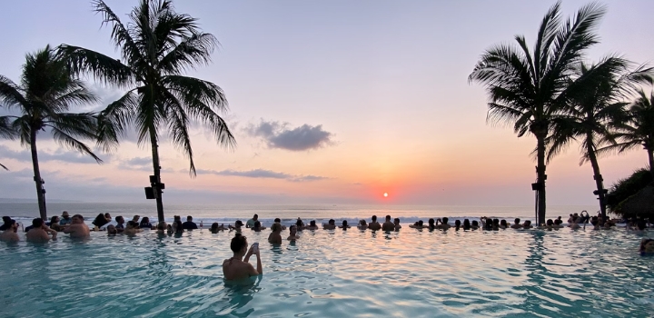 Pool Party vor Sonnenuntergang auf Gili Meno bei Bali.