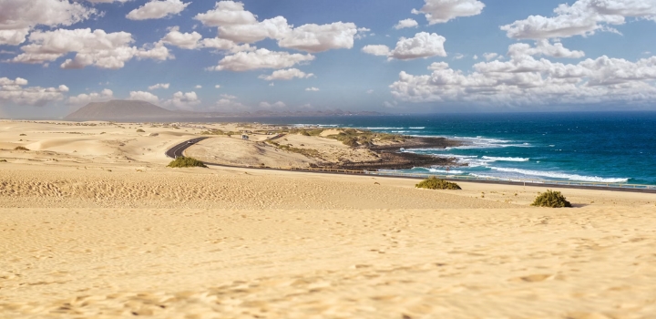 Helle Sandbänke vor türkisfarbenem Meer am Playa Blanca auf Fuerteventura.