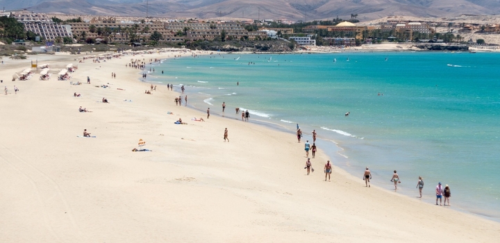 Weißer Sand und tolle Hotelanlagen am Playa de Esquinzo auf Fuerteventura.