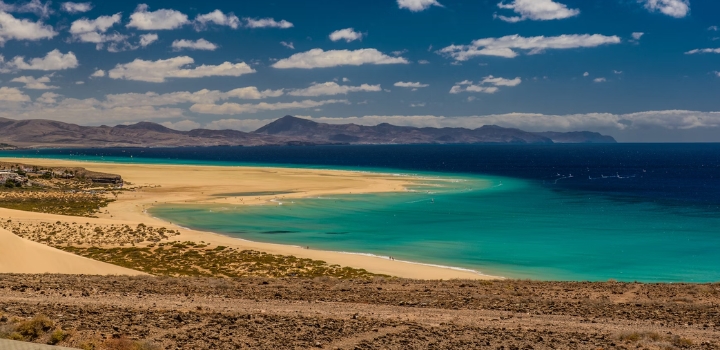 Goldener Sand und türkisblaues Wasser am Playa de Sotavento auf Fuerteventura.