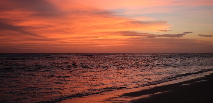Sonnenuntergang am Strand von Seminyak auf Bali.