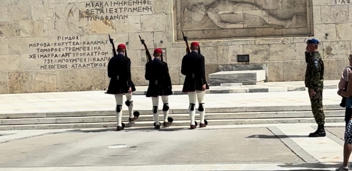 Wachablösung am griechischen Parlament in Athen.